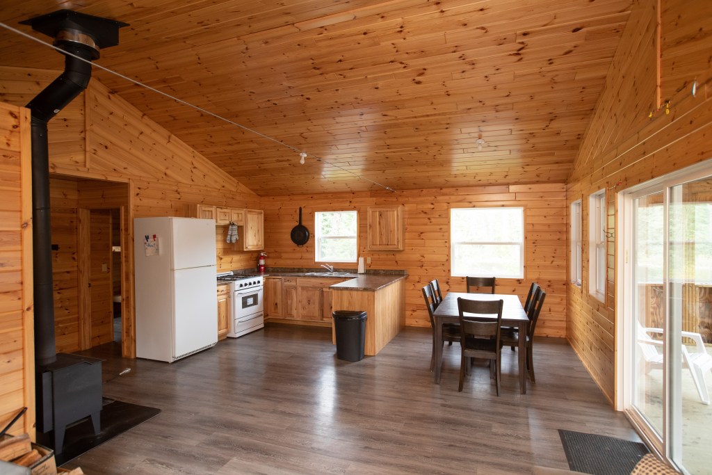 Housekeeping Outpost cabin with fridge, stove and hot water.